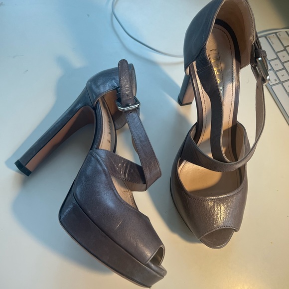 Prada shoes size 38, fits true to its size. Great shape and very flattering. - Picture 5 of 6